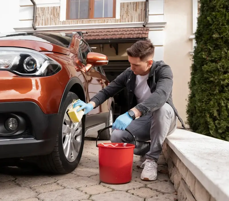 Lavage auto à domicile Berteaucourt-lès-Thennes : professionnel intervenant sur un véhicule